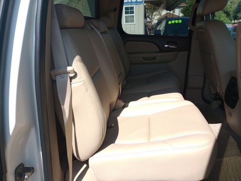 Used 2013 Chevrolet Avalanche LTZ image 16