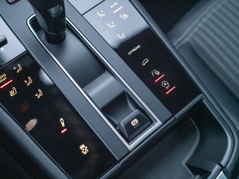Certified 2026 Porsche Macan Turbo AWD/4WD image 21
