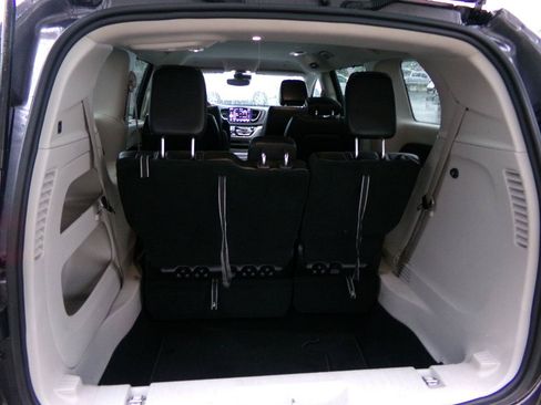 Used 2023 Chrysler Pacifica Touring-L AWD/4WD image 37