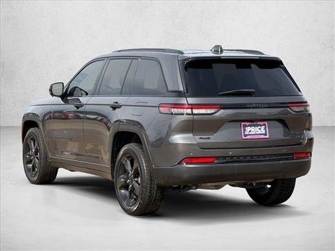 Used 2022 Jeep Grand Cherokee Altitude AWD/4WD image 8