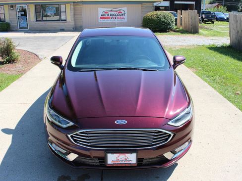 Used 2017 Ford Fusion SE w/ Fusion SE Technology Package FWD image 4