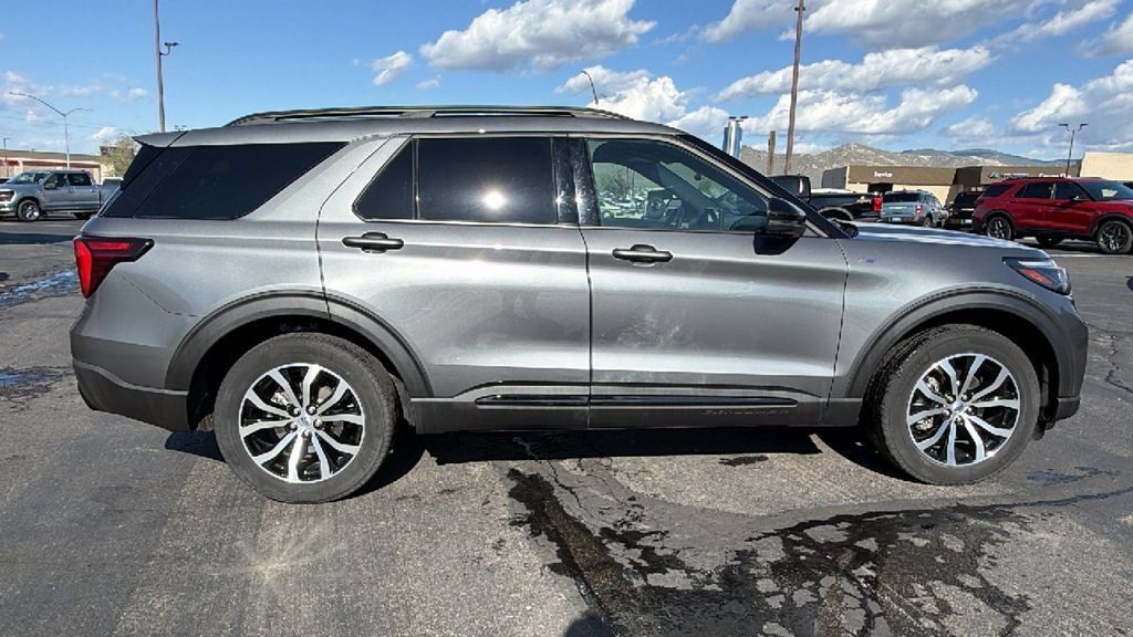 Used 2025 Ford Explorer ST-Line AWD/4WD image 2