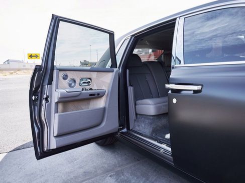 Used 2025 Rolls-Royce Phantom Sedan RWD image 28