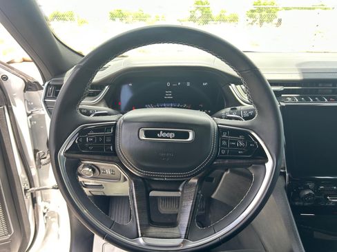 Used 2023 Jeep Grand Cherokee Overland w/ Luxury Tech Group IV AWD/4WD image 9