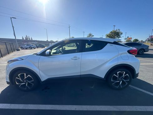 Used 2019 Toyota C-HR XLE FWD image 4