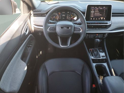 Used 2026 Jeep Compass Latitude AWD/4WD image 9