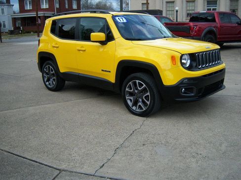 Used 2017 Jeep Renegade Latitude w/ Cold Weather Group image 3