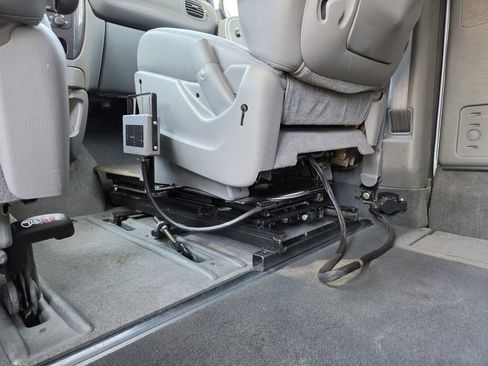 Used 2005 Dodge Grand Caravan SXT w/ Leather Interior Group FWD image 10