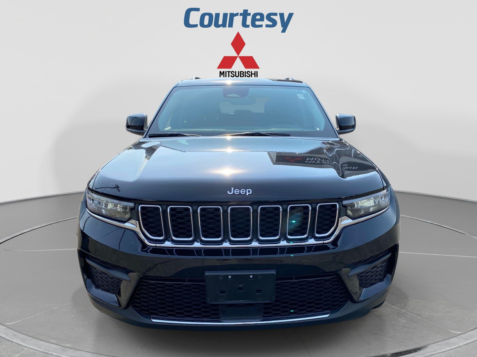 Used 2023 Jeep Grand Cherokee Laredo AWD/4WD image 9