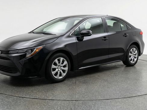 Used 2025 Toyota Corolla LE FWD image 3