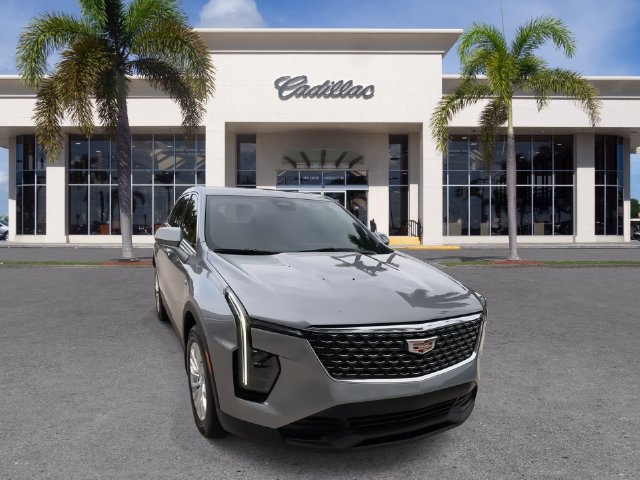 Used 2024 Cadillac XT4 Luxury w/ Cold Weather Package FWD image 3