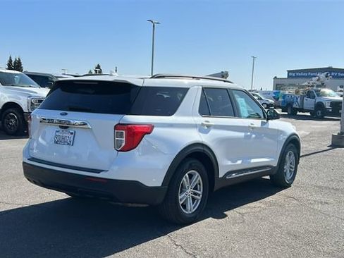 Certified 2022 Ford Explorer XLT RWD image 3