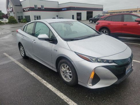 Used 2017 Toyota Prius Prime Premium FWD image 2