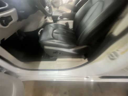 Used 2024 Chrysler Pacifica Touring-L image 12