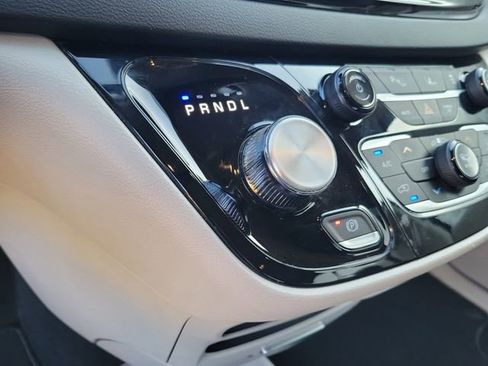 Used 2023 Chrysler Pacifica Touring-L image 24