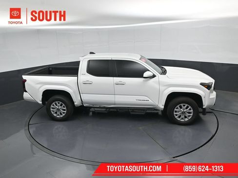 Used 2024 Toyota Tacoma SR5 AWD/4WD image 43