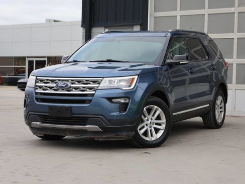 Used 2018 Ford Explorer XLT w/ Equipment Group 202A image 3