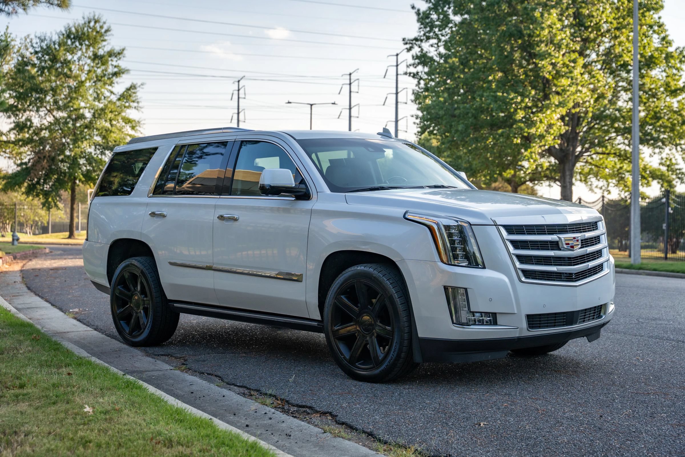 Used 2016 Cadillac Escalade Premium RWD image 4
