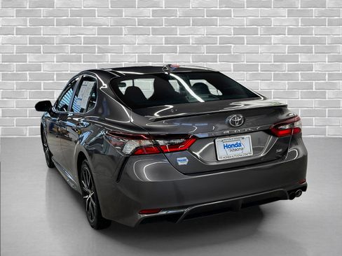 Used 2023 Toyota Camry SE image 3