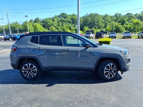Used 2024 Jeep Compass Limited AWD/4WD image 2