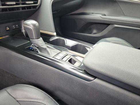 Used 2025 Toyota Camry SE FWD image 29