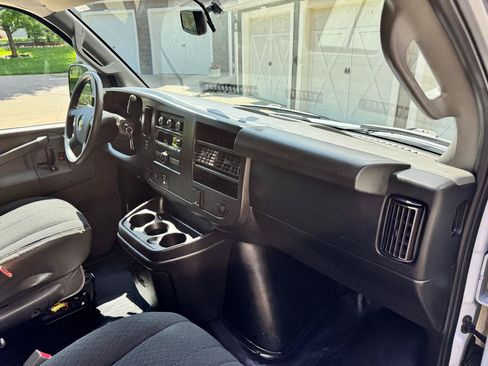 Used 2018 Chevrolet Express 2500 w/ Driver Convenience Package RWD image 17