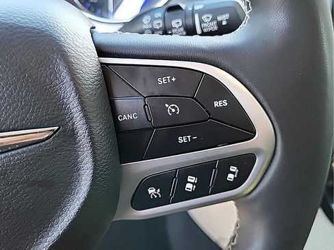 Used 2023 Chrysler Pacifica Touring-L FWD image 18