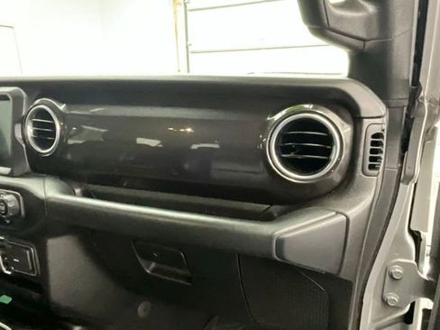 Used 2019 Jeep Wrangler Unlimited Sahara image 11