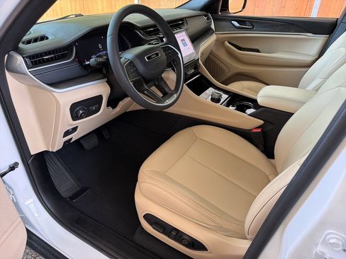 Used 2023 Jeep Grand Cherokee Limited RWD image 2