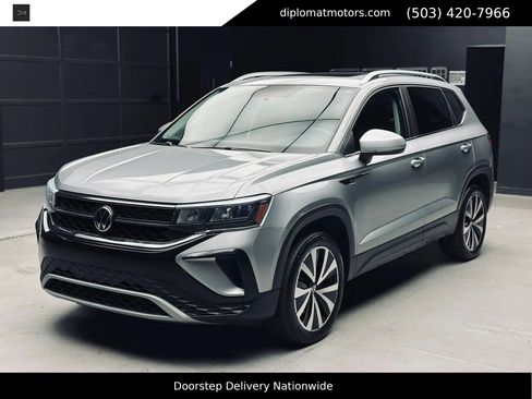 Used 2022 Volkswagen Taos SE w/ Panoramic Sunroof Package FWD image 1