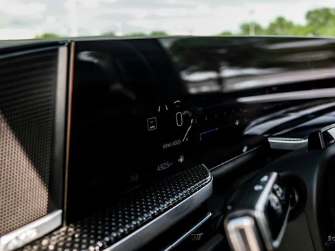 Used 2025 Cadillac Escalade V AWD/4WD image 34