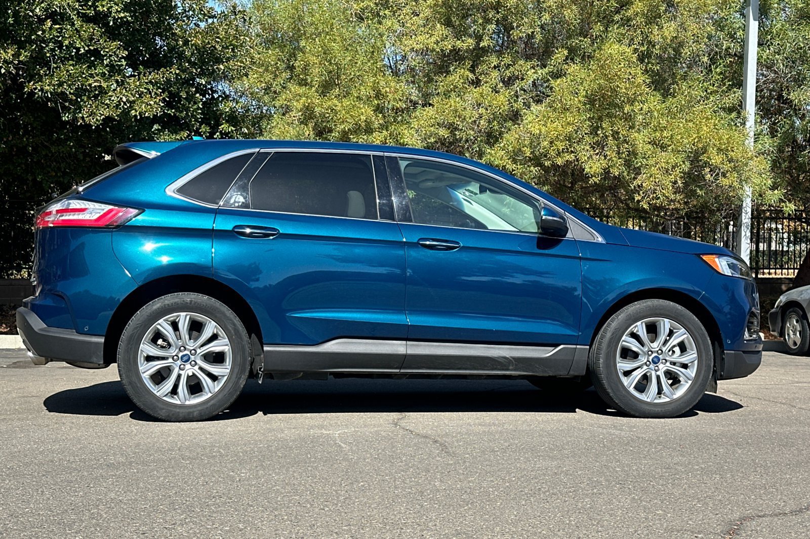 Used 2020 Ford Edge Titanium FWD image 3