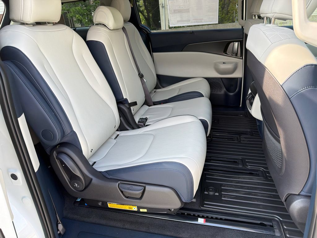 New 2027 Kia Carnival SX w/ Dark Edition Package FWD image 11