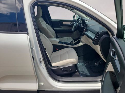 Used 2021 Volvo XC40 T4 Momentum w/ Premium Package FWD image 24
