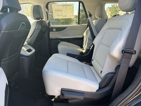 New 2026 Lincoln Navigator Reserve w/ Jet Appearance Package AWD/4WD image 13
