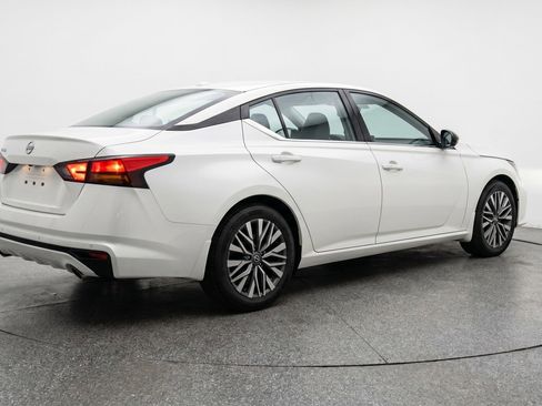 Used 2025 Nissan Altima 2.5 SV FWD image 9