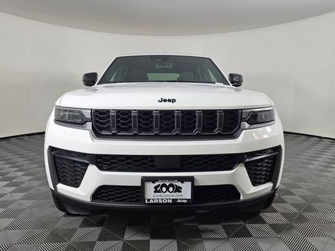 New 2026 Jeep Grand Cherokee Altitude image 9