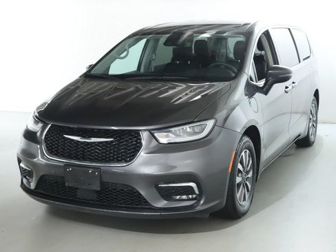 Used 2023 Chrysler Pacifica Touring-L FWD image 4