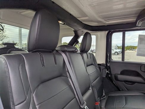 Used 2023 Jeep Wrangler Sahara image 14