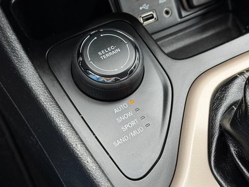 Used 2014 Jeep Cherokee Latitude AWD/4WD image 28