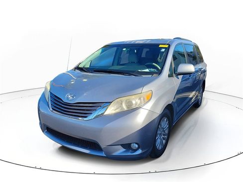 Used 2011 Toyota Sienna image 3