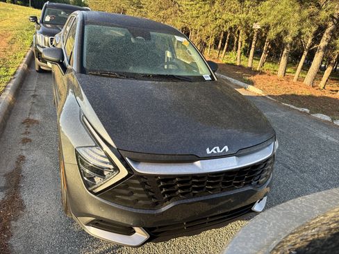 Used 2024 Kia Sportage LX image 2