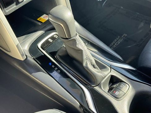 Certified 2022 Toyota Corolla Cross XLE image 33