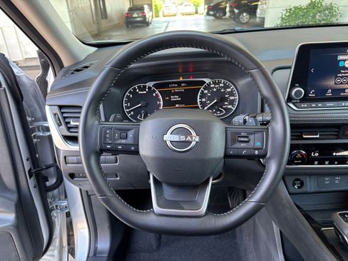Used 2025 Nissan Rogue SV FWD image 30