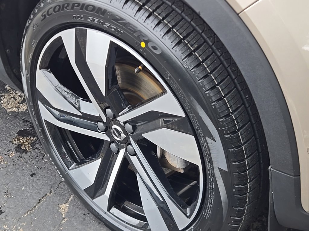 Certified 2024 Volvo XC40 B5 Plus w/ Climate Package AWD/4WD image 5