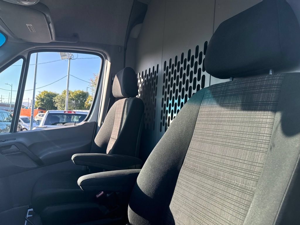 Used 2016 Mercedes-Benz Sprinter 2500 image 12
