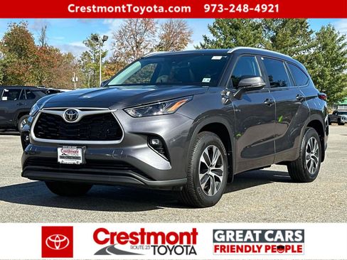 Certified 2025 Toyota Highlander XLE image 1