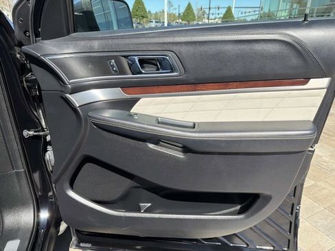 Used 2018 Ford Explorer Platinum image 18