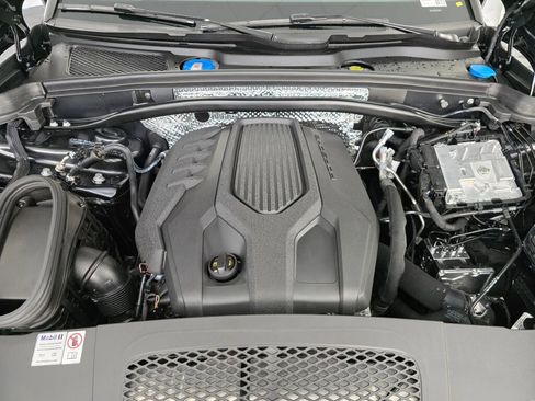 Certified 2024 Porsche Macan image 11