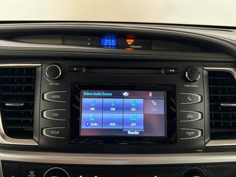 Used 2015 Toyota Highlander LE AWD/4WD image 18